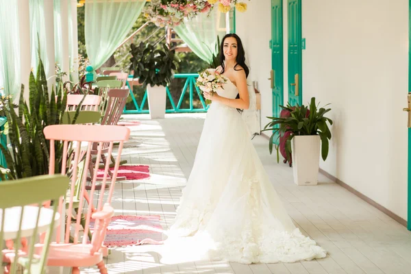 Novia en vestido de novia en el interior romántico —  Fotos de Stock