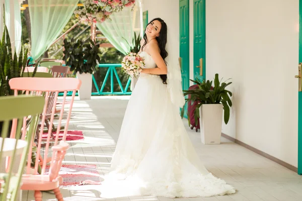 Noiva em vestido de noiva no interior romântico — Fotografia de Stock