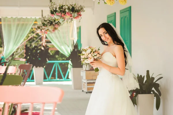 Nevěsta ve svatebních šatech v romantickém interiéru — Stock fotografie