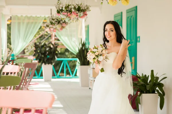 Novia en vestido de novia en el interior romántico —  Fotos de Stock