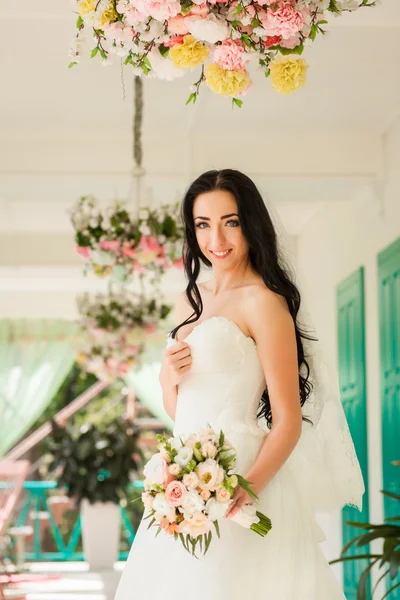 Novia en vestido de novia en el interior romántico —  Fotos de Stock