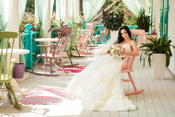 Noiva em vestido de noiva no interior romântico — Fotografia de Stock