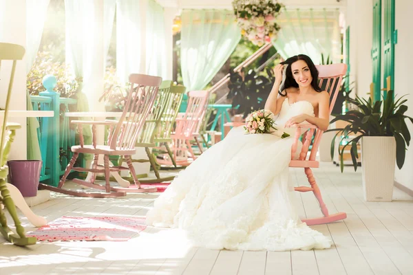 Noiva em vestido de noiva no interior romântico — Fotografia de Stock