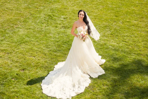 Belleza mujer joven en vestido de novia —  Fotos de Stock