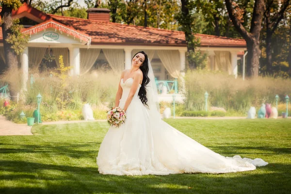 Belleza mujer joven en vestido de novia —  Fotos de Stock