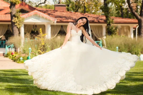 Beleza jovem mulher em vestido de noiva — Fotografia de Stock