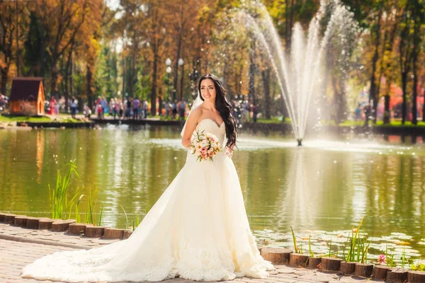 Bride in park — Stock Photo, Image