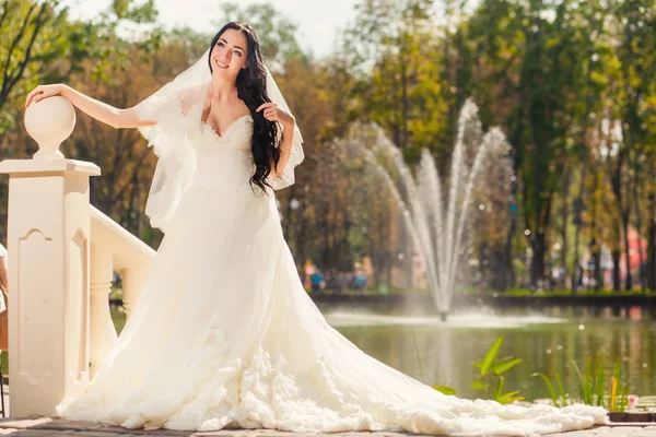 Novia en el parque —  Fotos de Stock