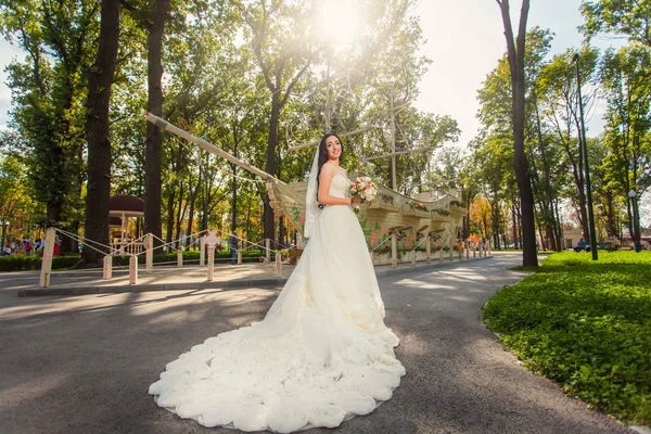 Novia en el parque —  Fotos de Stock