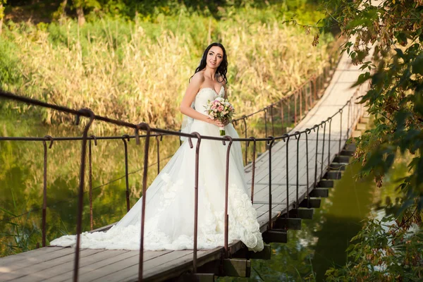 Novia en el puente —  Fotos de Stock