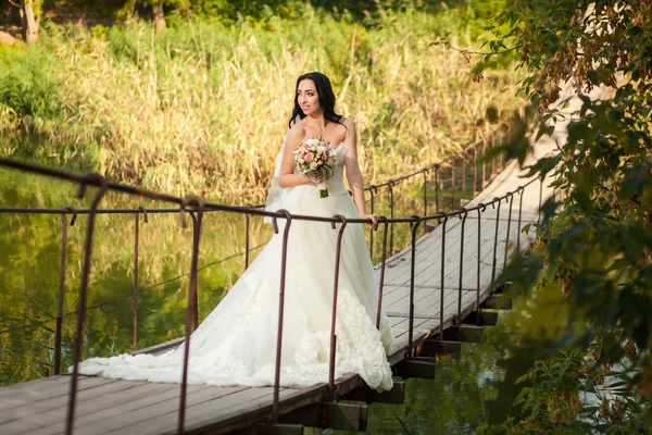 Noiva na ponte — Fotografia de Stock