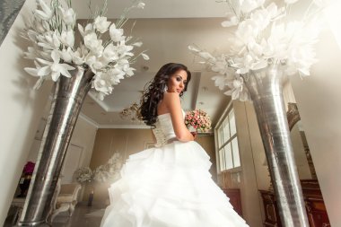 Lüks yer gelinlikle beyaz gelin