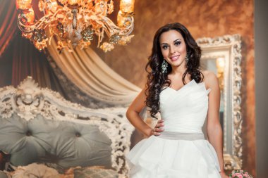 Güzel kadın gelin gelinlik