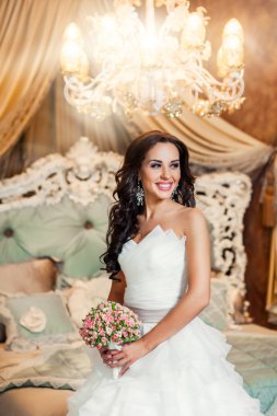 Güzel kadın gelin gelinlik