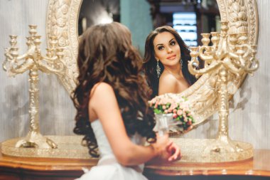 Gelin beyaz gelinlik ve ayna