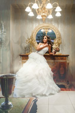 Aynanın arkasında ile giysi beyaz düğün gelin