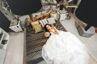 Beyaz gelinlik içinde gelin. Üstten Görünüm
