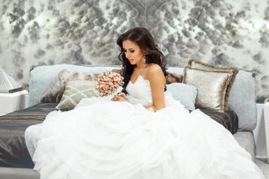 Kanepe giysi beyaz düğün gelin