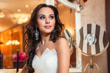 Beyaz gelinlik içinde gelin. Kapalı ateş