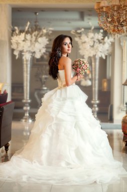Lüks iç beyaz gelinlik içinde gelin