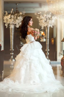 Gelin beyaz gelinlikle arkadan shoted