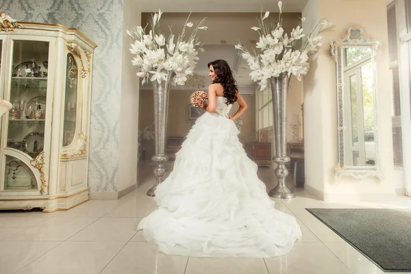 Bruden i vit brudklänning. Stående tillbaka till kamera. — Stockfoto