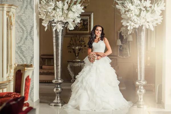 Nevěsta v bílých svatebních šatech v luxusním místě — Stock fotografie