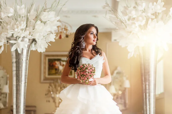 Bride in white wedding dress in luxury place — Stock Photo, Image