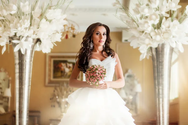 Bride in white wedding dress in luxury place — Stock Photo, Image