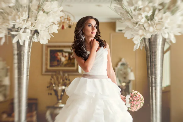 新娘穿着白色的婚纱礼服在豪华的地方 — 图库照片