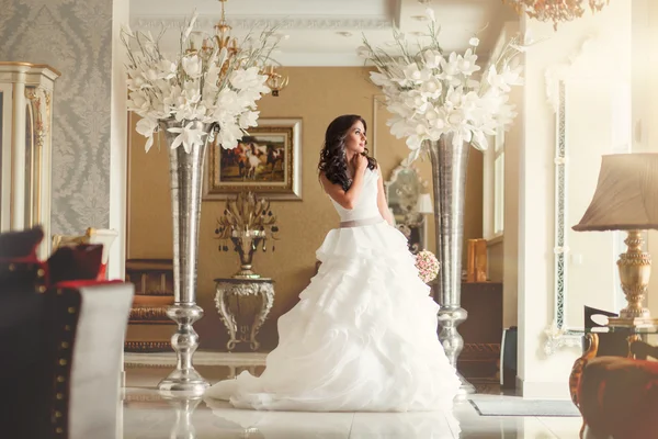 Bride in white wedding dress in luxury place — Stock Photo, Image