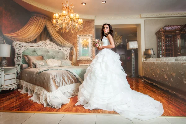 Mulher bonita noiva em vestido de noiva — Fotografia de Stock