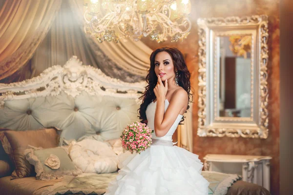 Güzel kadın gelin gelinlik