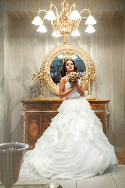 Menyasszony fehér esküvői ruha szoba tükör — Stock Fotó