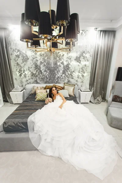 白の結婚式の花嫁のドレスの寝室のベッドの上 — ストック写真