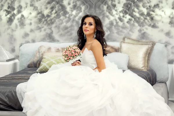 Buket ile giysi kadın gelin beyaz düğün