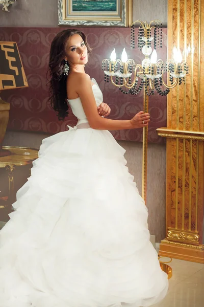 Novia en vestido de novia blanco. Disparo vertical —  Fotos de Stock