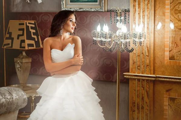 Aranyos menyasszony fehér esküvői ruha — Stock Fotó