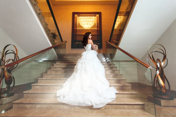 Noiva em vestido de noiva branco nas escadas — Fotografia de Stock