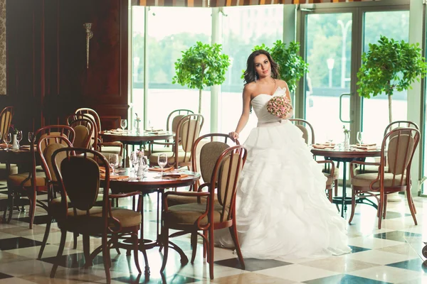 ウェディング ドレス ブーケ付きのカフェで女性の花嫁 — ストック写真