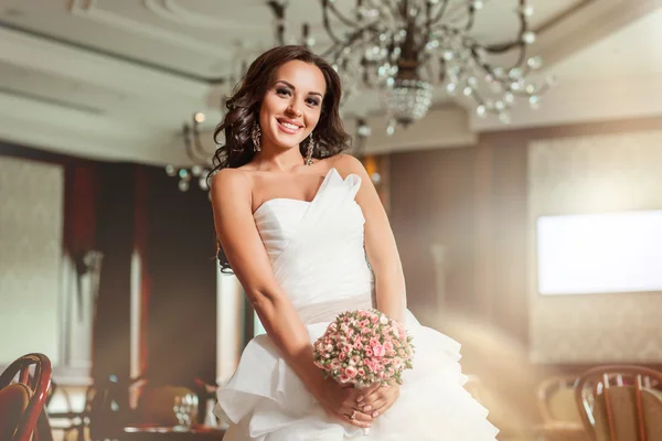 Kvinnan bruden i brudklänning med bukett — Stockfoto