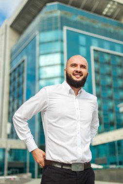 Beyaz gömlekli sakallı işadamı gülümseyen 