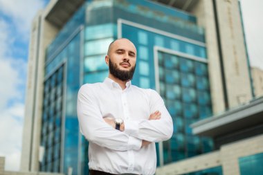 İşadamı Beyaz gömlekli sakallı 