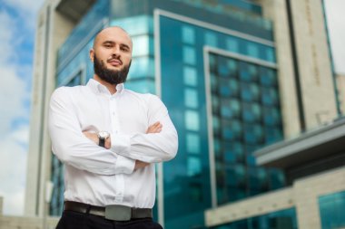 İşadamı Beyaz gömlekli sakallı 