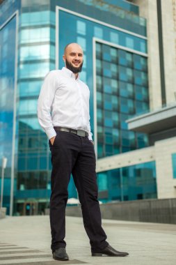 İşadamı Beyaz gömlekli sakallı 