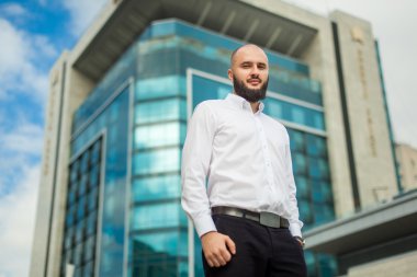 İşadamı Beyaz gömlekli sakallı 