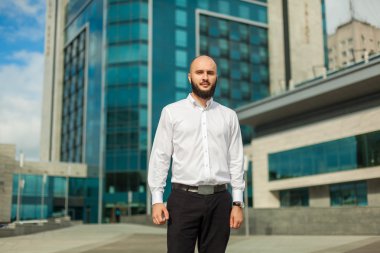 İşadamı Beyaz gömlekli sakallı 