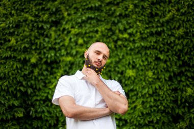 Adam sakallı ve yeşil arka plan dekorasyon ile