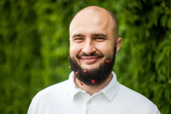 Hombre con decoración en barba —  Fotos de Stock