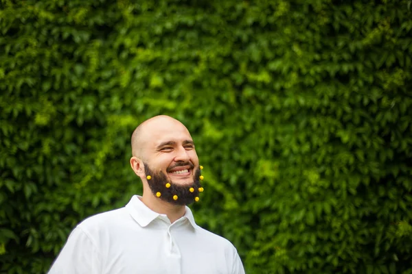 Hombre con decoración en barba —  Fotos de Stock